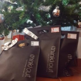 Árvore de Natal com produtos (think) out
